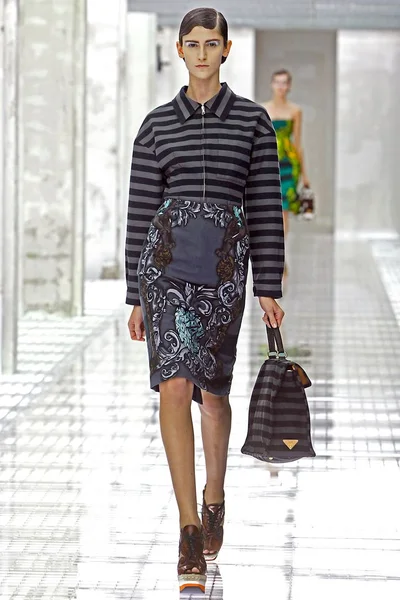 Look 10
